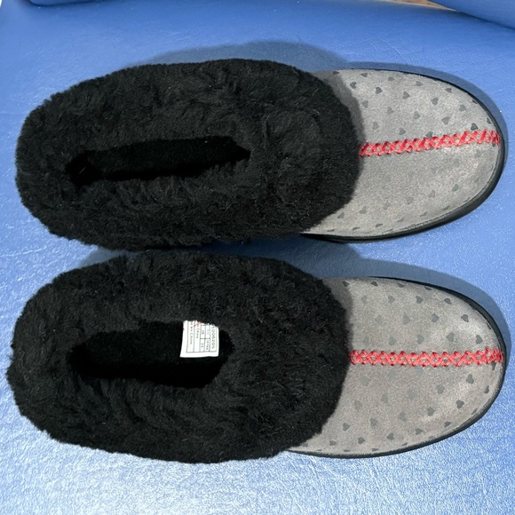 NWOT UGG Pure women’s gray suede hearts & red stitching/black wool shoes, Size 7 - Picture 4 of 16